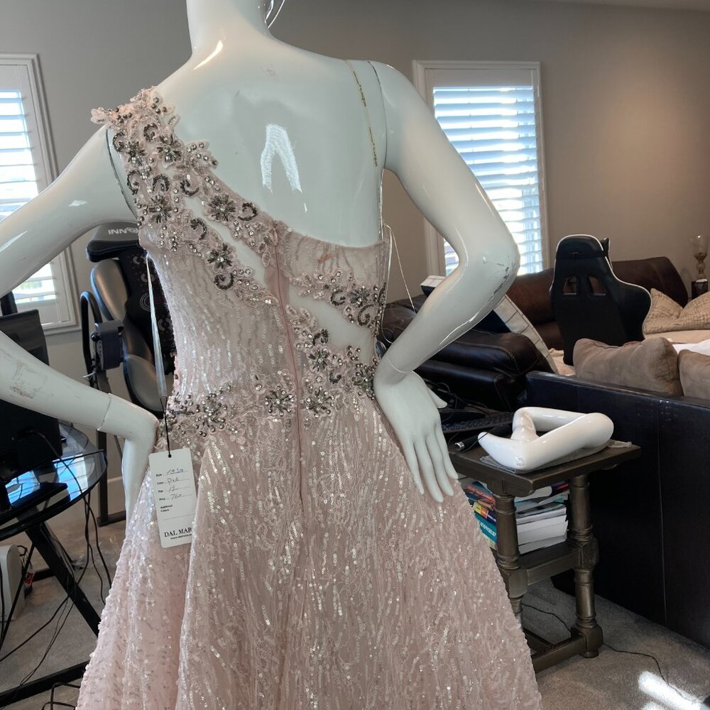 Dresses and Gowns - Picture 6 of 12